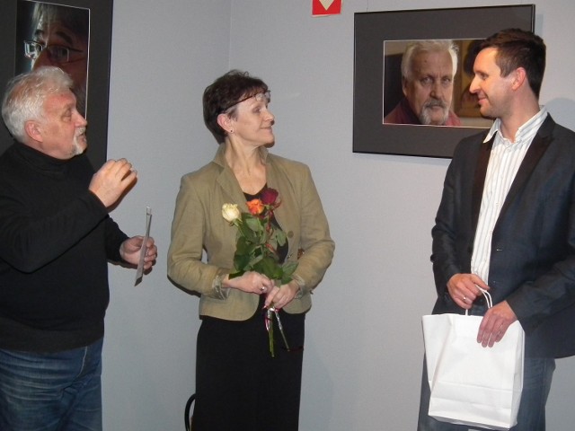 Autorce gratulowali Leszek Jastrzebiowski (z lewej) i An-drzej Ciesielski, dyrektor kina Helios