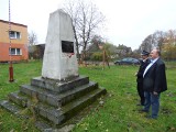 Pomnik w Bińczu (gm. Czarne) bez kontrowersyjnej tablicy poświęconej „bohaterskim żołnierzom Armii Radzieckiej”