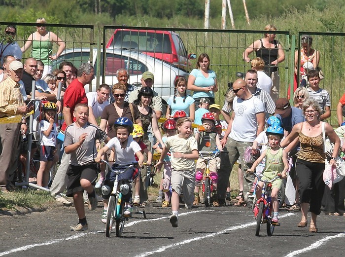 Zdjecia z 36. wyścigów kolarskich dla dzieci z Glosem...