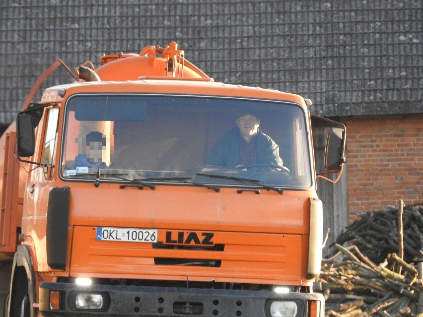 Radny Ludwik Bogdanowicz wylał na prywatną posesję cały...