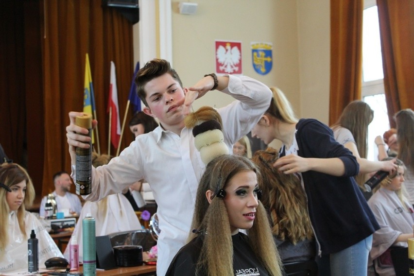 Konkurs w Staszicu to wielkie święto młodych fryzjerów ze...