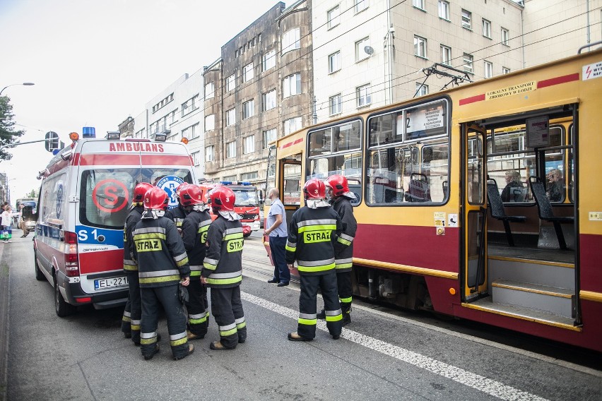 Wypadek na Piotrkowskiej w Łodzi. Mężczyzna wpadł pod tramwaj [ZDJĘCIA]