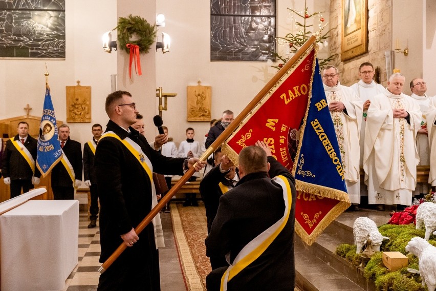 Rycerze Kolumba w parafii świętej Rozalii w Skorzeszycach. Biskup Jan Piotrowski poświęcił sztandar. Zobacz zdjęcia