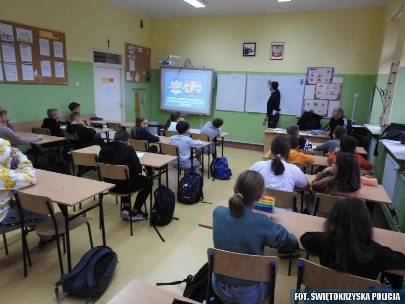 Uczniowie szkoły w Chmielniku gościli policjantów. Był egzamin i prelekcja