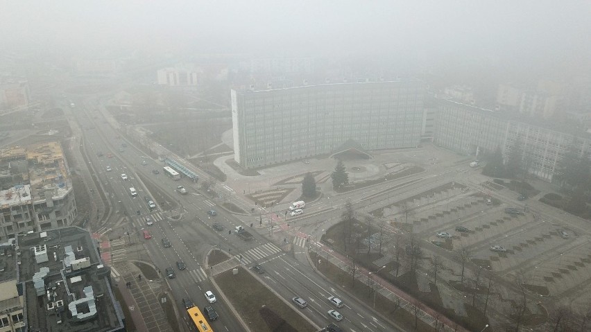 Smog w Kielcach w sobotni poranek - zdjęcie z drona