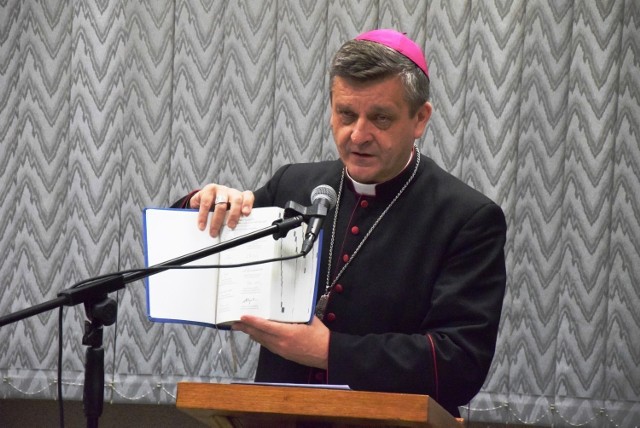Bp Roman Pindel, ordynariusz diecezji bielsko-żywieckiej, podjął działania w Kościele zmierzające do ukarania proboszcza. W specjalnym oświadczeniu zapewnił dalszą współpracę z państwowymi organami ścigania.
