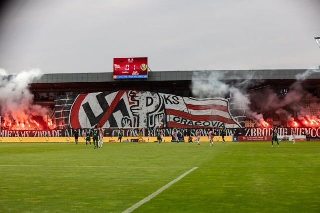 PKO Ekstraklasa. Za nami 2. kolejka. Kibice przypomnieli w niej o rocznicy wybuchu Powstania Warszawskiego. Był też mecz przyjaźni w Radomiu i głośny sprzeciw wobec władz klubów w Lubinie i Zabrzu. Z powodu zadymienia stadionu pirotechniką na dziewięć minut wstrzymano grę w Białymstoku. - zdecydowanie najwyższą frekwencję odnotowano w Zabrzu- najliczniejszy wyjazdy po stronie kibiców Wisły Kraków, Legii i Lecha- oprawy przygotowali ultrasi Lechii, Jagiellonii, Radomiaka, Cracovii i Wisły Kraków