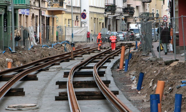 Nowe torowisko tramwajowe na ulicy Toruńskiej w Grudziądzu powoli nabiera realnych kształtów