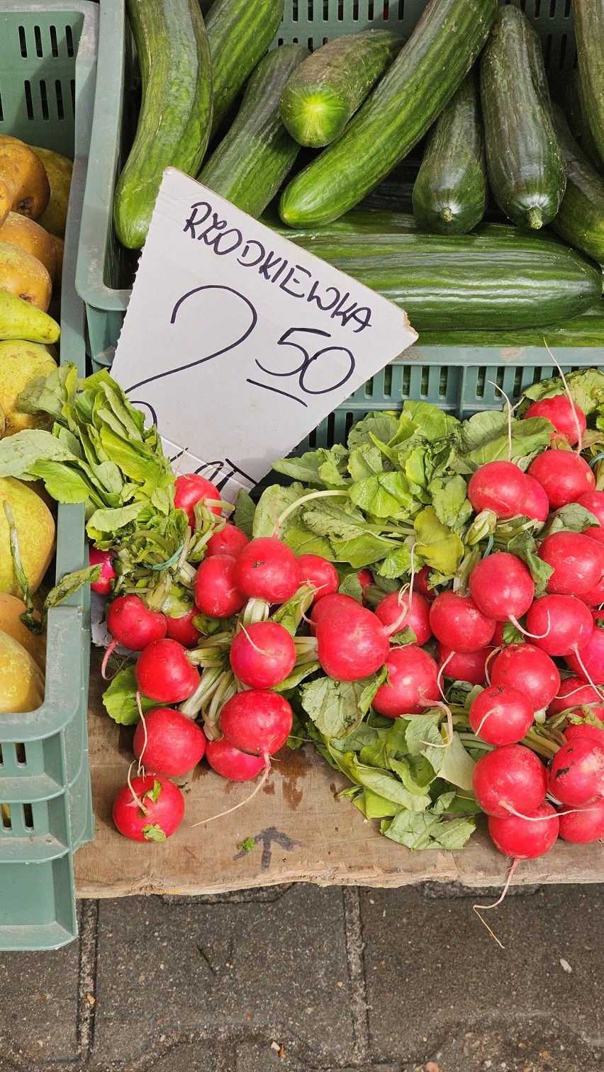 Sprawdziliśmy ceny popularnych warzyw i owoców na targowisku...