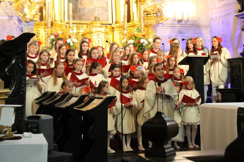 Piękny koncert uwielbienia w opatowskiej kolegiacie świętego Marcina zakończył oktawę Bożego Ciała. Wystąpiła schola parafialna