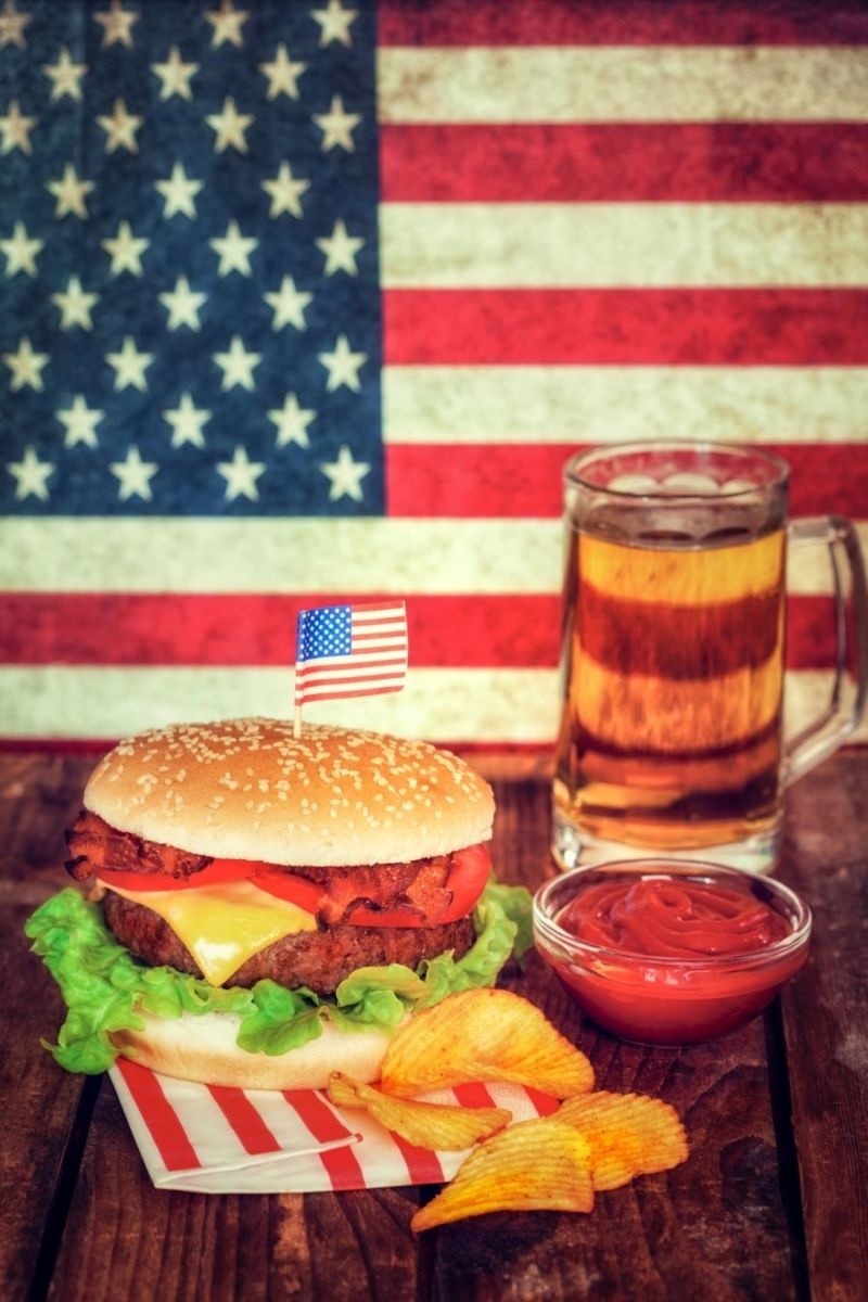 Amerykańskie barbecue, czyli cheesburger i żeberka [PRZEPISY]