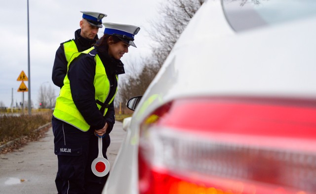 Kto nie zatrzyma się do policyjnej kontroli, może trafić za kraty.  A co, jeśli mamy wątpliwość, czy to funkcjonariusz? Uciekać?