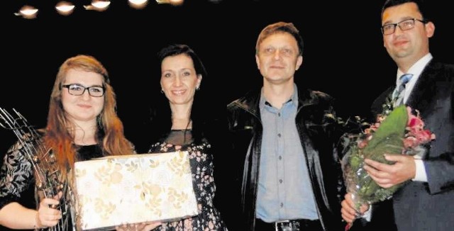 Agnieszka Smagłowska (z lewej) z nauczycielami Anną Machetą i Dominikiem Klimczakiem oraz burmistrzem Miechowa Dariuszem Marczewskim.