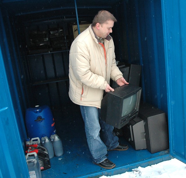 Do punktu na ul. Firllika codziennie trafiają nowe śmieci, m. in. sprzęt elektroniczny: telewizory, lodówki i inne.