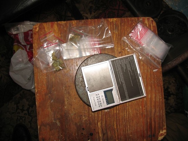 Narkotyki znalezione w piwnicy w Fordonie i waga elektroniczna - zestaw dilera