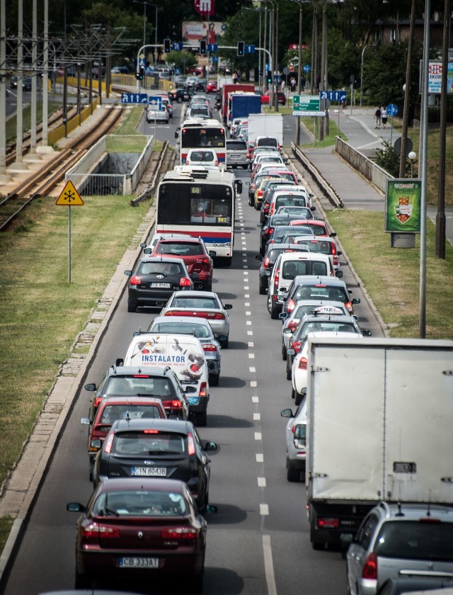 Popołudniowe korki to w naszym mieście codzienność. Dane również to potwierdzają, a w skali kraju wypadamy przeciętnie.