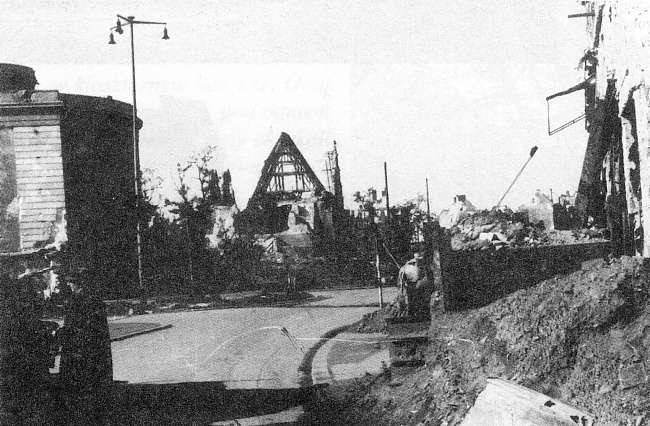 sierpień 1945 , pl. Strzegomski i pozostałości po kościele...