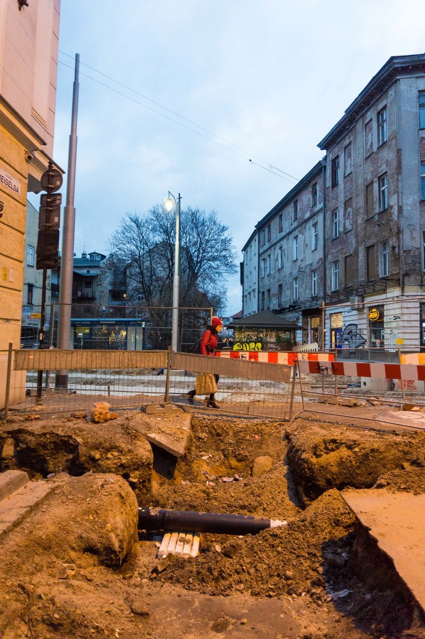 Kraków. Problemy z przebudową ulicy Krakowskiej. Tramwaje na razie nie pojadą ulicą Stradomską [ZDJĘCIA]