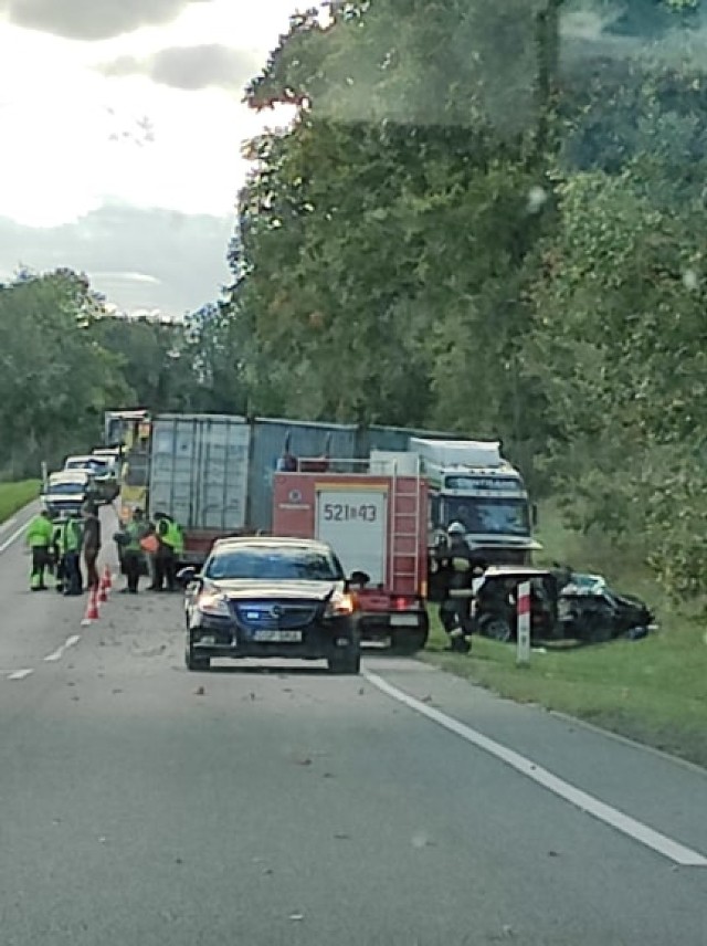 W Zdunach w piątek, 9.10.2020 r. ciężarówka zderzyła się z autem osobowym. 1 osoba została ranna