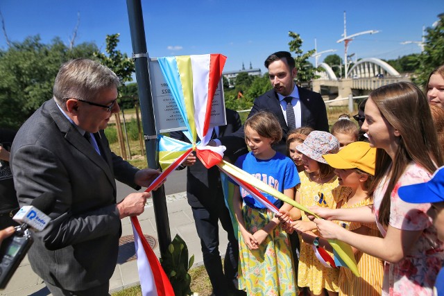 Skwer Obrońców Ukrainy 2022 w Poznaniu został oficjalnie otwarty.Przejdź do kolejnego zdjęcia --->
