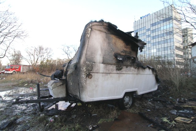 - Jeśli ustawiony został znak np. zakaz zatrzymywania się postoju, możemy interweniować - mówi Arkadiusz Bereszyński, rzecznik bydgoskich strażników. - Jeśli nie ma żadnych znaków i jest to droga wewnętrzna, nie mamy powodu do interwencji.