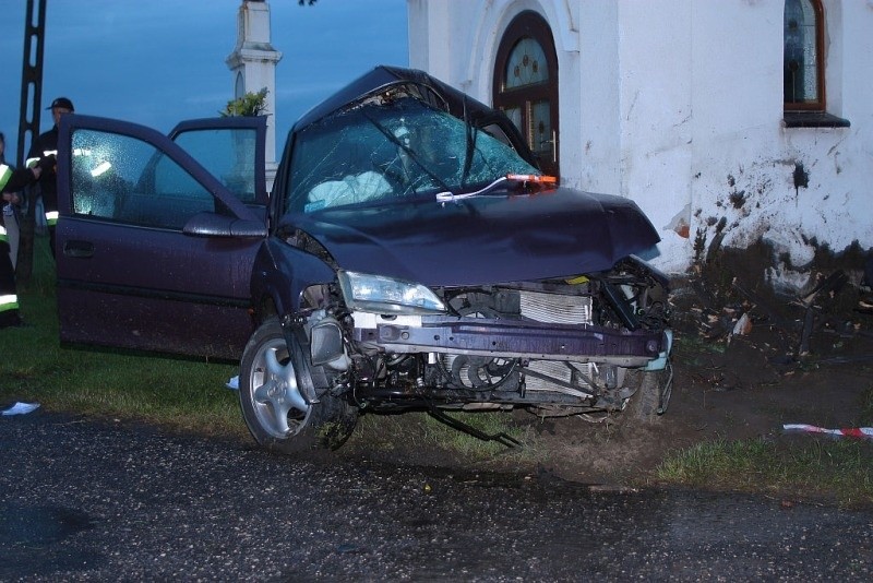 Śmiertelny wypadek w Bzinicy Starej. Opel wjechał w kapliczkę
