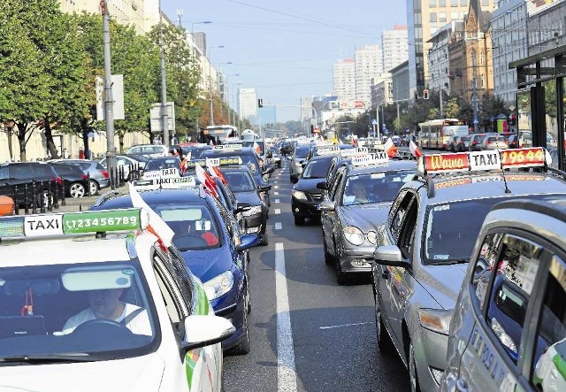 Protestujący taksówkarze sparaliżowali wczoraj ruch w Warszawie