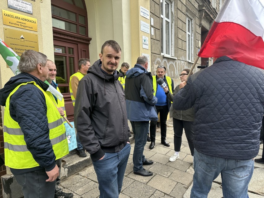 Rolnicy przed biurem posła Jarosława Rzepy z PSL