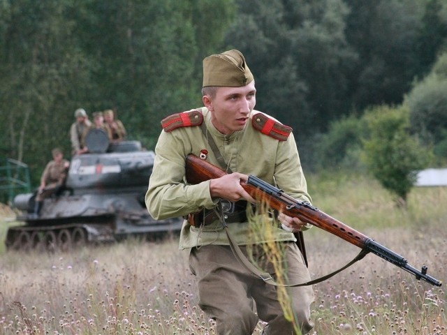 Rosjanie szturmowali niemieckie pozycje wspierani przez czołg T 34.