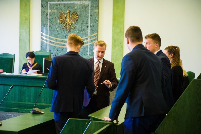 Członkowie Młodzieży Wszechpolskiej przed sądem za zakłócanie porządku (zdjęcia, wideo)