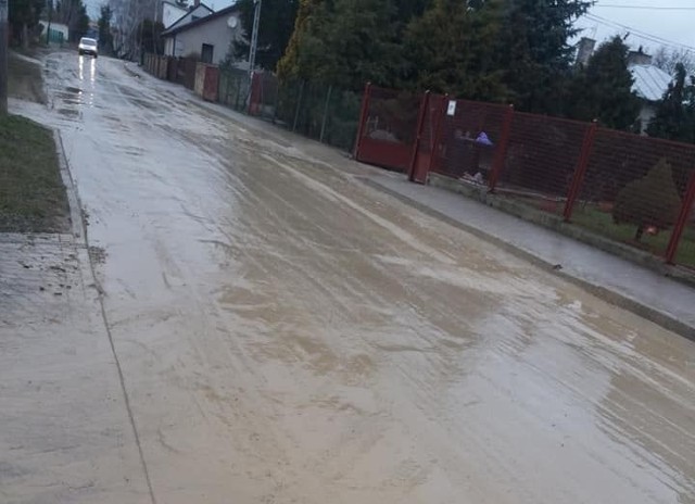 Tak podczas sporych opadów deszczu wygląda ulica Cegielniana w Opatowie. Mieszkańcy skarżą się, że stan nawierzchni jest tutaj bardzo zły.