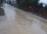 Mnóstwo błota na ulicy w Opatowie. Mieszkańcy się skarżą, burmistrz reaguje 