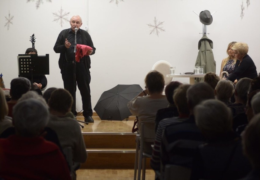 W Centrum Aktywności Seniorów w Radomiu wystawiono program poetycko-muzyczny „Człowieczy los”. Seniorzy pokazali się z najlepszej strony