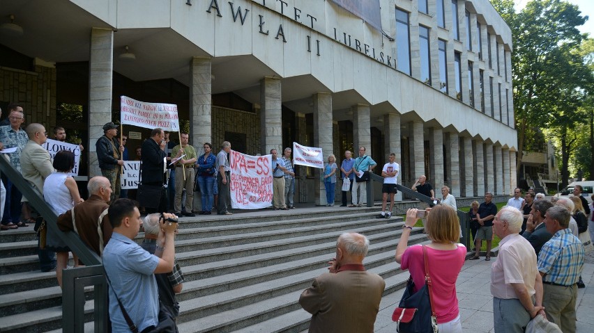 Nie godzą się na „falę banderyzmu”. Pikietowali na KUL i przed UMCS (ZDJĘCIA, WIDEO)