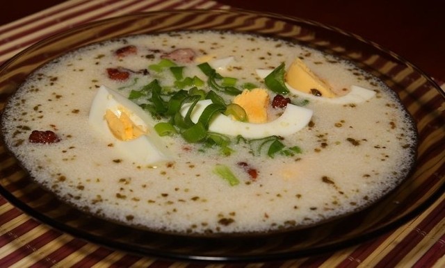 Zupa chrzanowa jest bardzo wyrazista w smaku. Nie może w niej zabraknąć białej kiełbasy i jajek.