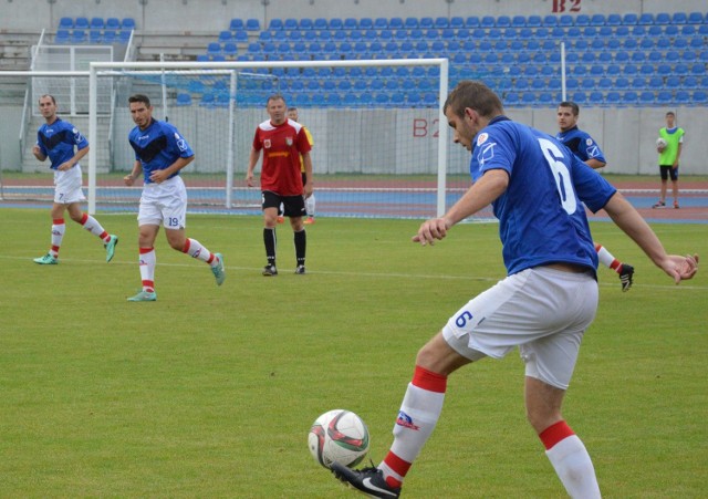 Kluczem do kolejnych punktów włocławskiego Lidera (niebieskie koszulki) jest lepsza  gra w defensywie i poprawa skuteczności.