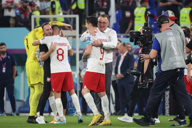 Biało-Czerwoni fetują szczęśliwą porażkę z Argentyną 0:2, zapewniającą nam awans do fazy pucharowej po 36 latach oczekiwania