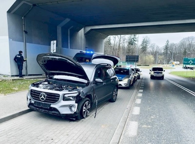 O wyjątkowym pechu może mówić 25-letni mieszkaniec powiatu lęborskiego, który widząc policjanta słupskiej drogówki zatrzymującego go do kontroli, nie zareagował na wydawany sygnał, rozpoczął ucieczkę, podczas której uderzył w znak. Następnie porzucił samochód i kontynuował ucieczkę pieszo. Po kilkuset metrach wbiegł na teren jednej z posesji i poprosił o pomoc w ukryciu się, mieszkającego tam mężczyznę… policjanta.