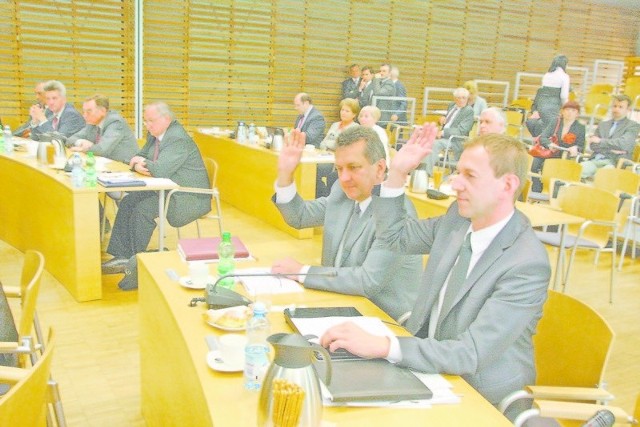 Radni MN Herbert Czaja i Norbert Rasch głosują przeciw uchwale.
