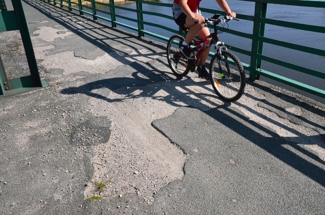 Umowa podpisana. W ciągu 10 miesięcy ma być założony nowy chodnik na moście stalowym. Powodem przyspieszenia remontu było powstanie w nim dziury na nitce od strony ul. Piwnej. W przyszłym roku będzie wyremontowany drugi chodnik. >> Najświeższe informacje z regionu, zdjęcia, wideo tylko na www.pomorska.pl 