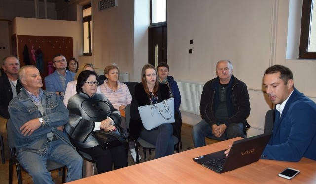 Na spotkanie z Adrianem Bochnią przybyło do starej remizy w Krasocinie kilkanaście osób.