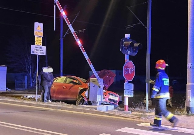 Mężczyzna wjechał w rogatki na przejeździe kolejowym.