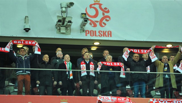 11.10.2015 warszawamecz kwalifikacyjny do euro 2016 pomiedzy polska a irlandia rozegrany na stadionie narodowym w warszawie - reprezentacja polska irlandia mecz pilka pilkarz narodowynz - andrzej duda / aleksander kwasniewskieuro2016 qualifying match between poland and ireland at narodowy stadium in warsawfot. bartek syta / polska press