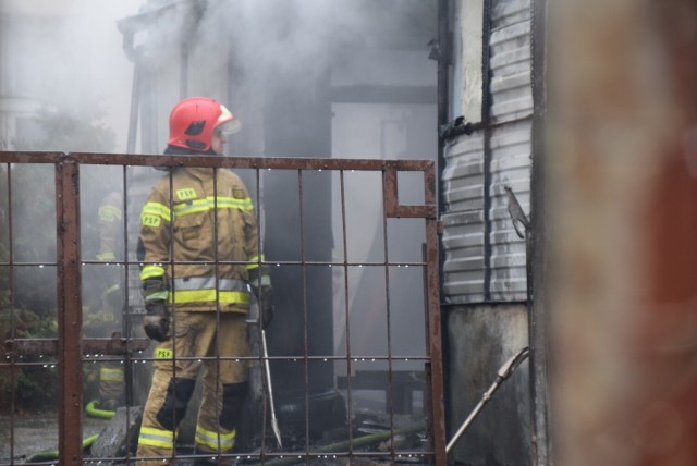 Pożar w centrum Gniezna. Palił się budynek przy ulicy Jeziornej.Kolejne zdjęcie --->