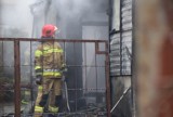 Poważny pożar w centrum Gniezna. Płonął garaż nieopodal przychodni. Zobacz zdjęcia