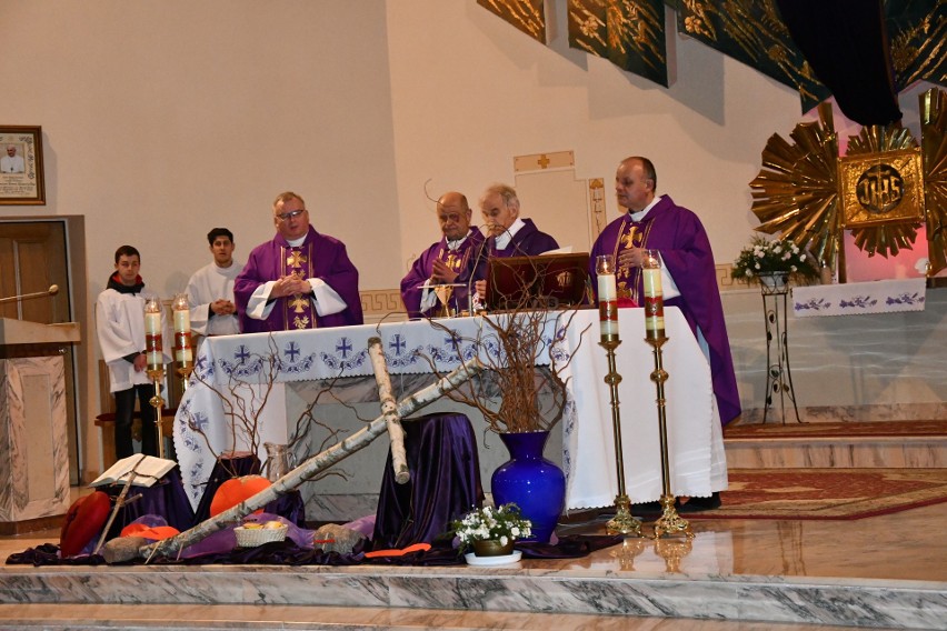 Ksiądz biskup Marian Florczyk w Kielcach odprawił mszę świętą dla kolarzy. Dostał reprezentacyjną koszulkę z okazji 25 lat sakry biskupiej