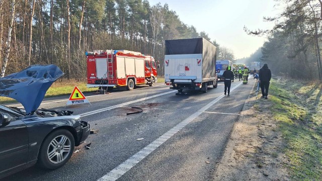 Do zderzenia pięciu pojazdów doszło na 278 kilometrze DK nr 10. Na miejsce zadysponowano cztery zastępy strażaków.