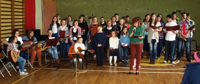 Dzieci i młodzież ze szkoły w Dobromierzu stworzyli wspaniałą akademię z okazji Dnia Edukacji Narodowej w Kluczewsku.