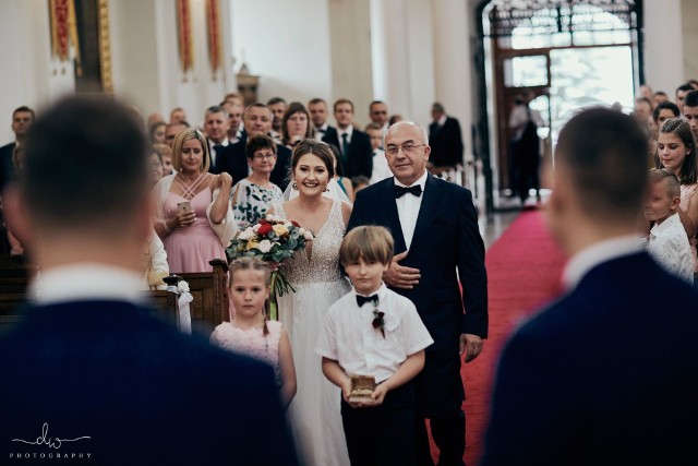 Jerzy Materek, członek zarządu powiatu starachowickiego poprowadził córkę Annę do ołtarza.