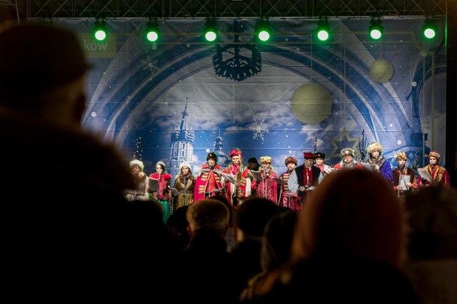 Podczas Krakowskich Lekcji Śpiewania publiczność uczy się śpiewania polskich piosenek, pieśni i kolęd.